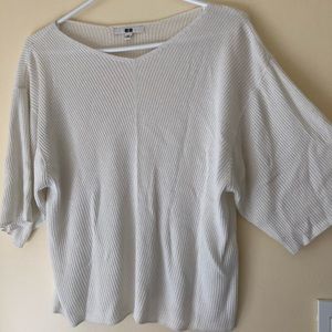 Uniqlo white sweater shirt with big sleeves.